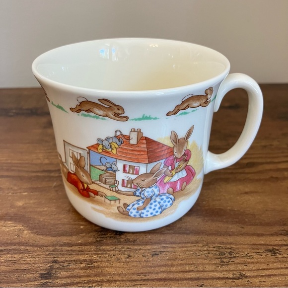1978-1984 Bunnykins "playing with doll house" one handle mug - Picture 1 of 4